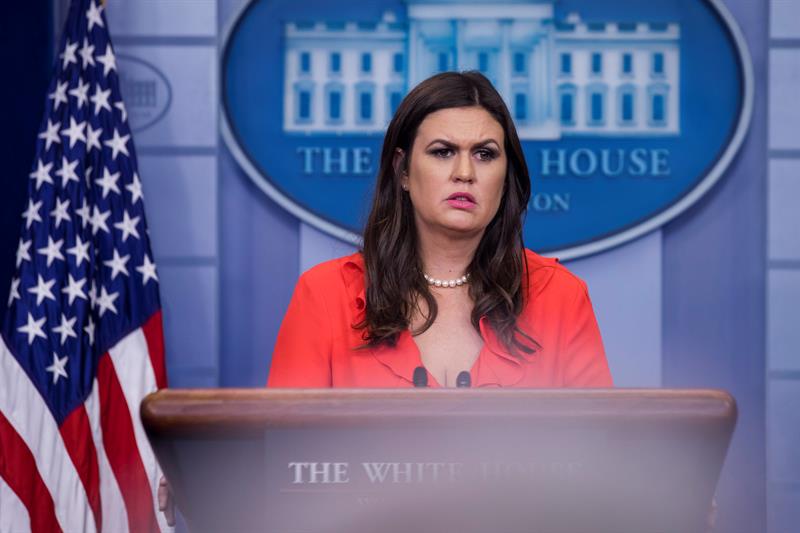 La secretaria de prensa de la Casa Blanca, Sarah Huckabee Sanders, habla a los medios durante su sesión informativa diaria