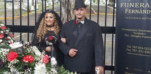 Sheila Camuy e Idelfonso P&eacute;rez contrajeron nupcias frente al cementerio nuevo de Mayag&uuml;ez. (foto twitter @primerahora) 