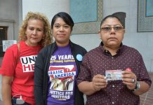 Fotografía de archivo que muestra a las beneficiarias del Estatus de Protección Temporal (TPS), las salvadoreñas Dina Paredes (i) y Verónica Lagunas(c) y la hondureña Iris Acosta (d) posan mostrando una tarjeta.