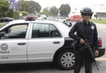 Policias de Tampa escoltan a niños ante el peligro de un asesino serial La Policía de Tampa escolta a niños ante un posible asesino en serie. (foto twitter)