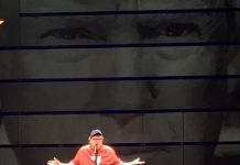 Debut en Broadway del cineasta Michael Moore con una obra teatral sobre el Gobierno de Trump. (foto twitter @MMFlint)