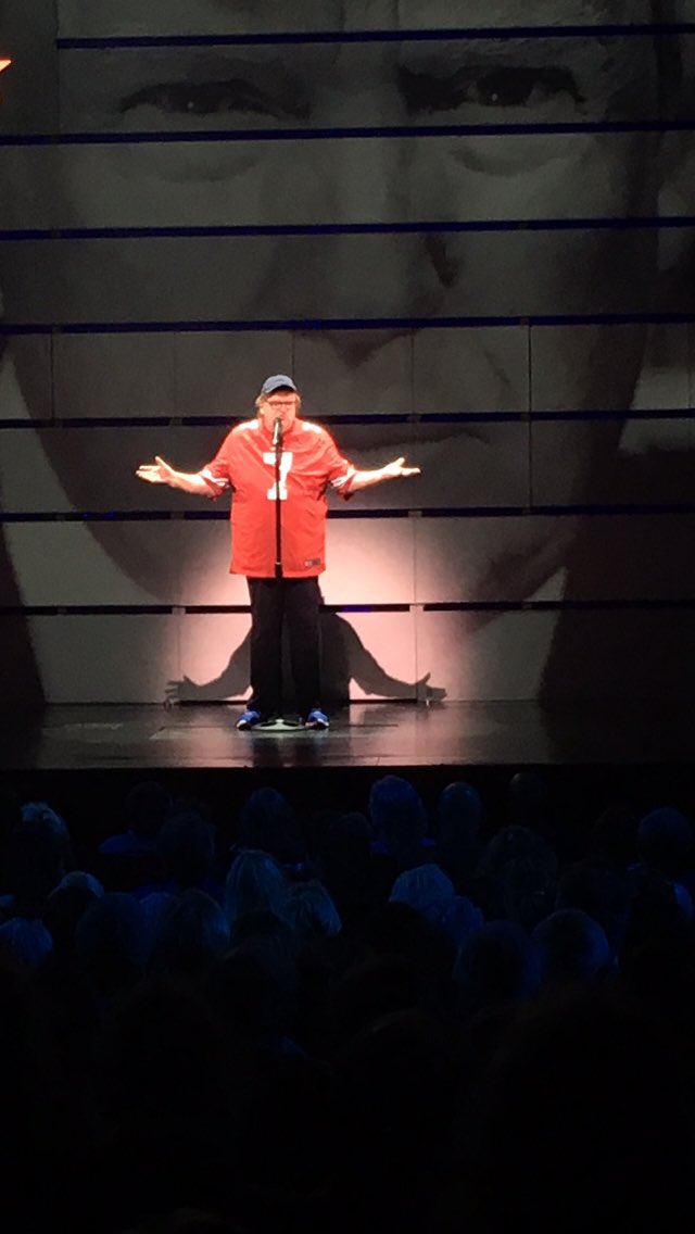 Debut en Broadway del cineasta Michael Moore con una obra teatral sobre el Gobierno de Trump. (foto twitter @MMFlint)
