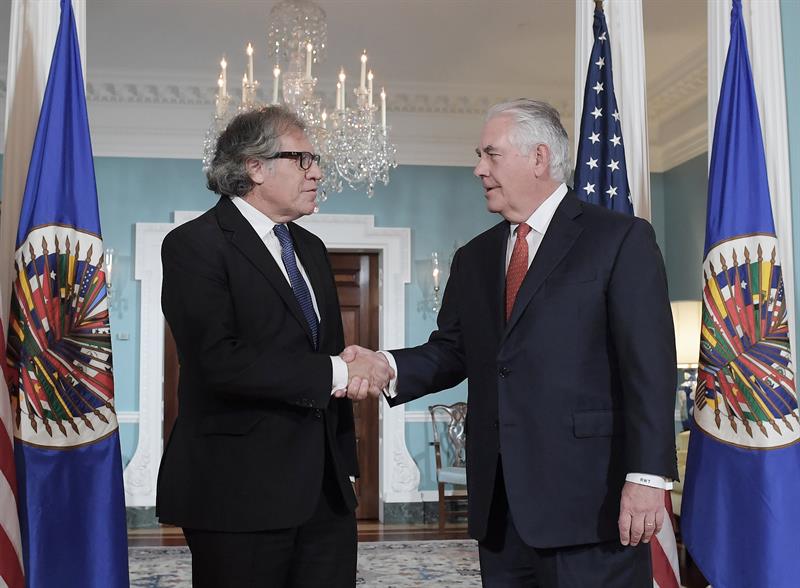 Rex Tillerson recibe al secretario general de la Organización de los Estados Americanos, Luis Almagro previo a una reunión en la sede del Departamento de Estado.
