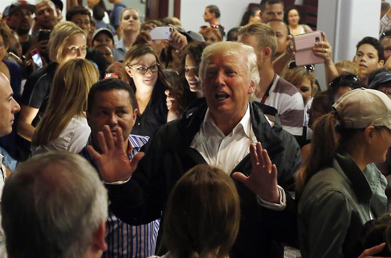 El presidente de Estados Unidos, Donald Trump (c), saluda a un grupo de personas durante su visita al municipio de Guaynabo