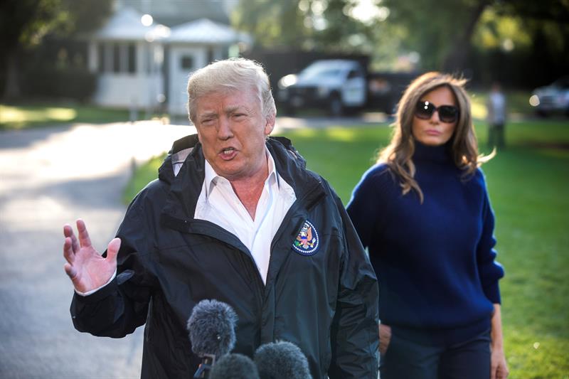 Donald Trump habla a la prensa, en presencia de su esposa Melania Trump, antes de partir hacia Puerto Rico.