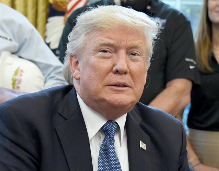 DONALD TRUMP: Los temas&rdquo; del presidente, v&iacute;a Twitter, son titulares, titulares y m&aacute;s. Y decenas de encabezados diarios grafican la gravedad del tiempo que vivimos bajo su era, una loqu&iacute;sima era.
