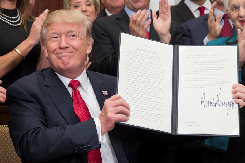 Donald Trump, posa tras firmar una orden ejecutiva diseñada para "aliviar" a los ciudadanos ante algunos requisitos de Obamacare.