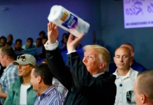 El presidente Donald Trump durante la visita a Puerto Rico.
