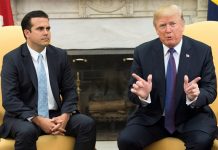 El presidente de EEUU, Donald Trump (d), junto al gobernador de Puerto Rico, Ricardo Rossello (i) durante su encuentro en el Despacho Oval de la Casa Blanca