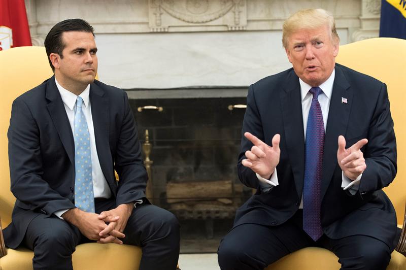 El presidente de EEUU, Donald Trump (d), junto al gobernador de Puerto Rico, Ricardo Rossello (i) durante su encuentro en el Despacho Oval de la Casa Blanca
