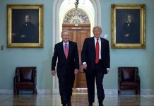 Guerra de Trump y Corker domina la reunión republicana Donald J. Trump camina junto al líder de la Mayoría del Senado, el republicano Mitch McConnell, rumbo a un almuerzo republicano en el Capitolio.