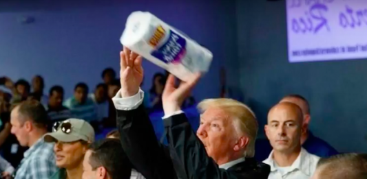 El presidente Donald Trump durante la visita a Puerto Rico.