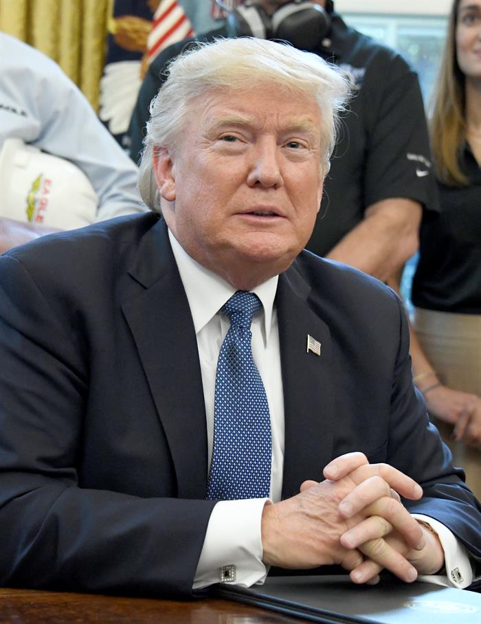 Donald Trump quiere que una futura reforma migratoria incluya la construcci&oacute;n "completa" del muro fronterizo.