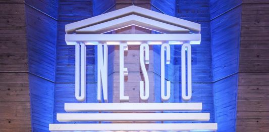 Sala principal de conferencias de la Organización de Naciones Unidas para la Educación, la Ciencia y la Cultura (UNESCO).