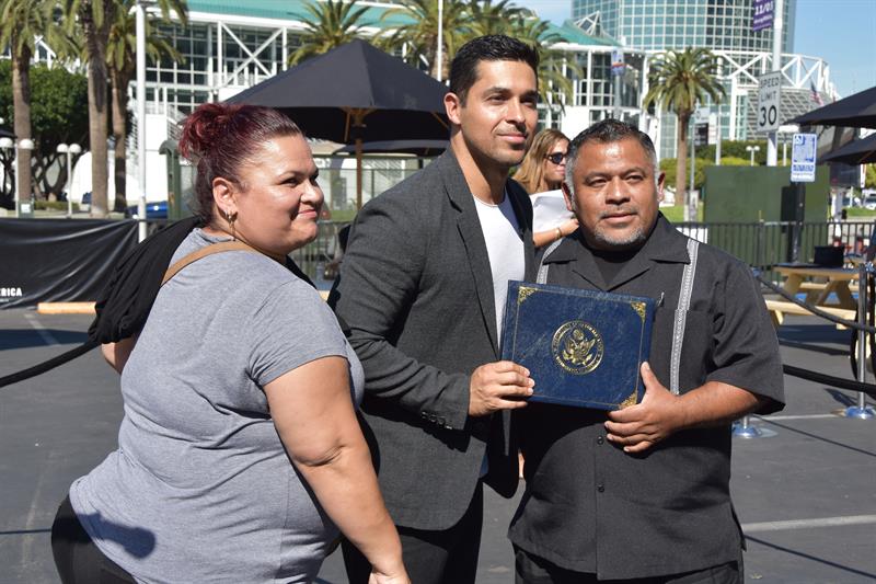 Fotografía del 17 de octubre de 2017, que muestra al actor de origen colombiano y venezolano Wilmer Valderrama (c) junto a inmigrantes mexicanos que recibieron su ciudadanía de Estados Unidos