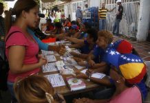 Doce países de América piden auditoría de las elecciones en Venezuela Un grupo de personas acude a votar el pasado domingo 15 de octubre de 2017, en Maracaibo (Venezuela).