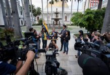 Oposición venezolana se fractura tras jurar 4 de sus gobernadores ante la ANC El gobernador electo de la oposición venezolana por el estado occidental Zulia, Juan Pablo Guanipa (c), ofrece una rueda de prensa. Guanipa reiteró hoy que no prestará juramento ante la Asamblea Nacional Constituyente (ANC).