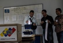 Estados Unidos pide auditar resultado de elecciones Venezuela Miembros de mesa y testigos participan en el cierre de mesas y auditoría de actas, en un centro electoral tras las elecciones regionales el pasado domingo 15 de octubre de 2017, en Caracas (Venezuela).