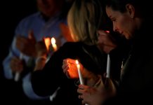 Público asiste a una vigilia por todos los afectados por el tiroteo en el Festival de Cosecha de la Ruta 91 en el Boulevard de Las Vegas.