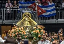 Miami celebra a la Virgen de la Caridad del Cobre Varias personas portan una imagen de la Virgen de la Caridad del Cobre, patrona de Cuba.