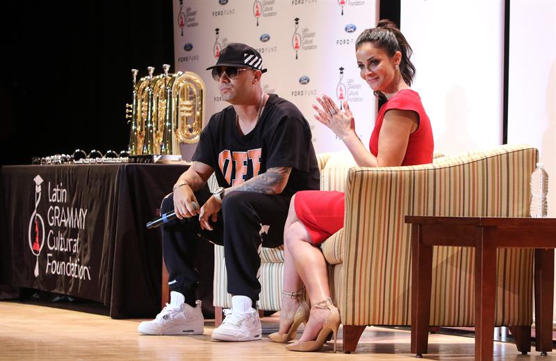 Wisin y Dayanara Torres hablando ante un centenar de estudiantes, en la escuela secundaria Miami Senior High School, situada en el ic&oacute;nico barrio de La Peque&ntilde;a Habana, en Miami.