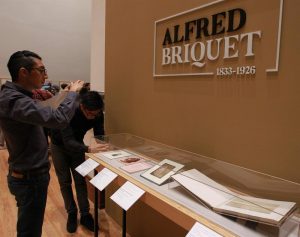  Visitantes observan fotograf&iacute;as de la exhibici&oacute;n de Alfred Briquet, durante un recorrido a la prensa en el Museo Nacional de Arte (Munal) en M&eacute;xico. 