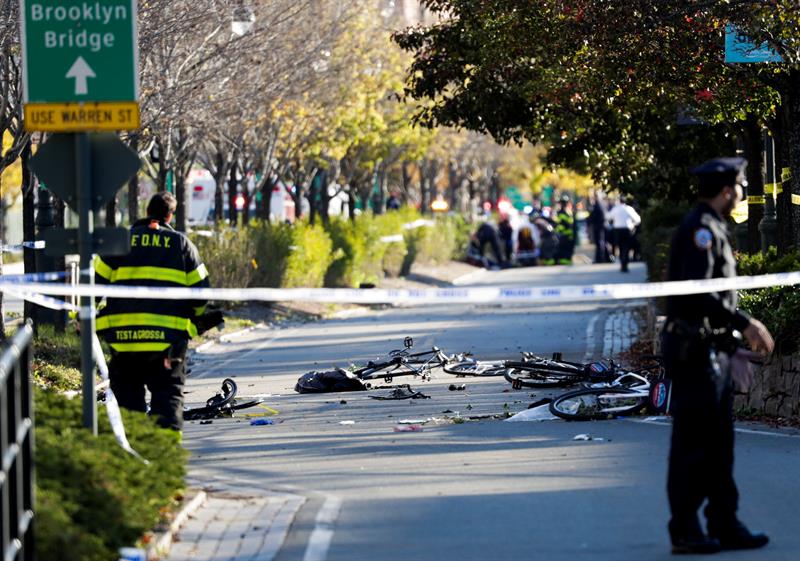 Miembros de la unidad de emergencias retiran el cuerpo de una v&iacute;ctima mortal despu&eacute;s de un incidente donde, un hombre arroll&oacute; con una camioneta a varias personas en un carril bici en el centro de Nueva York.