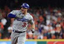 Joc Pederson pegó jonrón de tres carreras en la parte alta de la novena entradas y su equipo lo ganó por 6-2 para conseguir empatar a 2-2 la serie al mejor de siete.