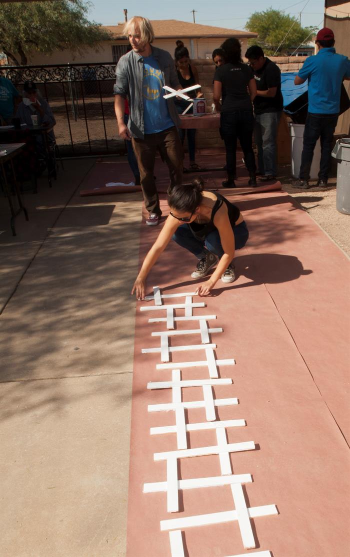 Miembros de la Coalici&oacute;n de los Derechos Humanos de Arizona se re&uacute;nen para pintar y decorar 147 cruces de madera.