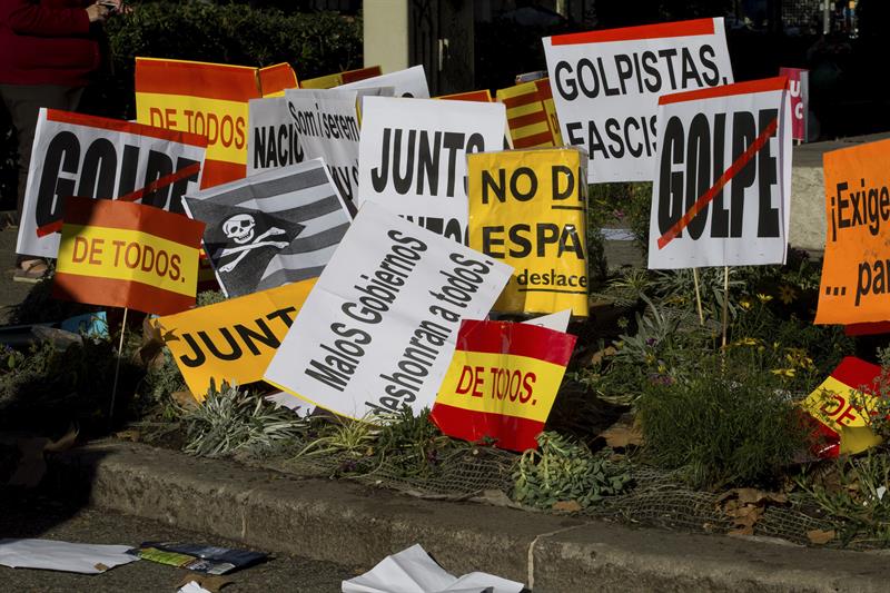 Pancartas utilizadas durante la manifestaci&oacute;n convocada hoy por la entidad Societat Civil Catalana en el centro de Barcelona bajo el lema "Todos somos Catalu&ntilde;a", en contra de la declaraci&oacute;n de independencia