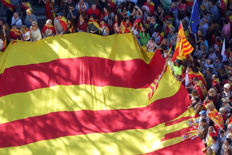 Despliegan una bandera catalana en el Paseo de Gracia de Barcelona.