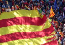 España sube al puesto 13 en clasificación de FIFA Femenina que lidera Estados Unidos Despliegan una bandera catalana en el Paseo de Gracia de Barcelona.