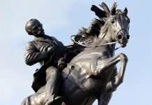Una réplica de la estatua ecuestre del prócer independentista cubano José Martí instalada en Nueva York llegó a La Habana y se erige en el centro histórico de la ciudad, como símbolo de los puentes entre Cuba y Estados Unidos frente al enfriamiento de la relación bilateral en los últimos meses.