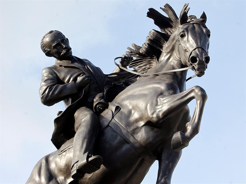Una r&eacute;plica de la estatua ecuestre del pr&oacute;cer independentista cubano Jos&eacute; Mart&iacute; instalada en Nueva York lleg&oacute; a La Habana y se erige en el centro hist&oacute;rico de la ciudad, como s&iacute;mbolo de los puentes entre Cuba y Estados Unidos frente al enfriamiento de la relaci&oacute;n bilateral en los &uacute;ltimos meses. 