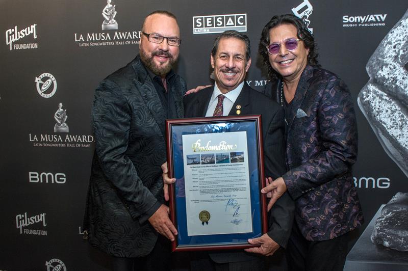 (i-d) Desmond Child, co-fundador del Sal&oacute;n de la Fama; el comisionado del Miami Dade, Pepe Diaz, y Rudy P&eacute;rez, fundador del Sal&oacute;n de la Fama