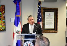 El cónsul Carlos A. Castillo mejoró e incrementó servicios y protección a la comunidad dominicana en un año de gestión El cónsul general Carlos A. Castillo mientras ofrecía la rendición de cuentas de un año de gestión.