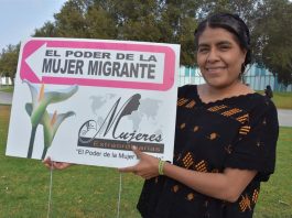 Eufrosina Cruz resalta que mujeres indígenas viven con temor de "migra" Eufrosina Cruz, diputada del congreso de Oaxaca, posa con un cartel de la conferencia Mujeres Extraordinarias.