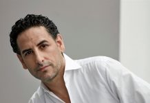 Juan Diego Flórez: Estoy muy satisfecho con cómo canto El tenor peruano Juan Diego Flórez acaba de publicar su primer disco dedicado al "mágico" Mozart.
