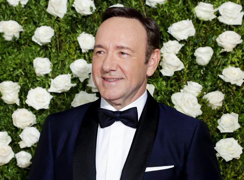 Kevin Spacey a su llegada a la 86&ordf; edici&oacute;n de la gala de los Oscar en el Dolby Theatre de Hollywood, Spacey public&oacute; un mensaje en la red social Twitter en el que se disculpa ante el actor estadounidense Anthony Rapp.