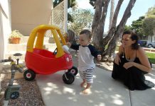 Kerri De Nies juega con su hijo, Gregory, en su casa de San Diego. Gregory dio positivo para adrenoleucodistrofia, un raro trastorno cerebral que afecta a uno de cada 18.000 bebés. Cerca de un 30% de los varones que lo padecen desarrollan las formas más graves de la enfermedad. (Anna Gorman/KHN).