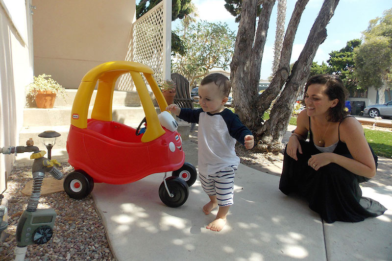 Kerri De Nies juega con su hijo, Gregory, en su casa de San Diego. Gregory dio positivo para adrenoleucodistrofia, un raro trastorno cerebral que afecta a uno de cada 18.000 beb&eacute;s. Cerca de un 30% de los varones que lo padecen desarrollan las formas m&aacute;s graves de la enfermedad. (Anna Gorman/KHN).