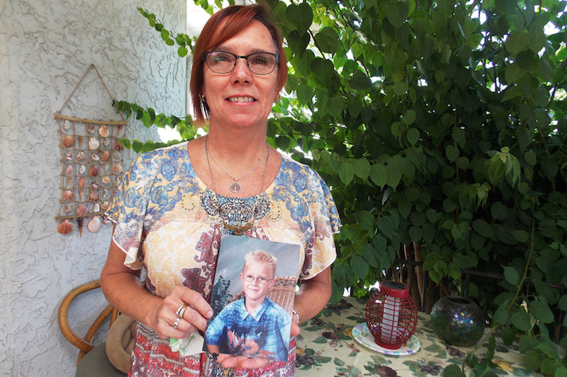 Janis Sherwood perdi&oacute; a su hijo a causa del ALD en 2003. Dice que siente la necesidad urgente de educar a m&eacute;dicos, familias y a otros sobre este raro trastorno cerebral. Sherwood se ha vuelto una defensora de las pruebas gen&eacute;ticas a reci&eacute;n nacidos. (Anna Gorman/KHN)