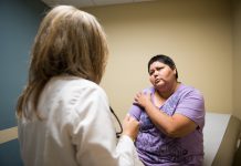 Entrenan a médicos hispanos para ejercer en áreas vulnerables La doctora Olga Meave examina a la paciente Verónica Ayon en la Clínica Sierra Vista, en Bakersfield, California, el 4 de agosto de 2017. Ayon dice que se siente más cómoda con Meave porque comparten el idioma y las tradiciones. (Heidi de Marco/KHN)