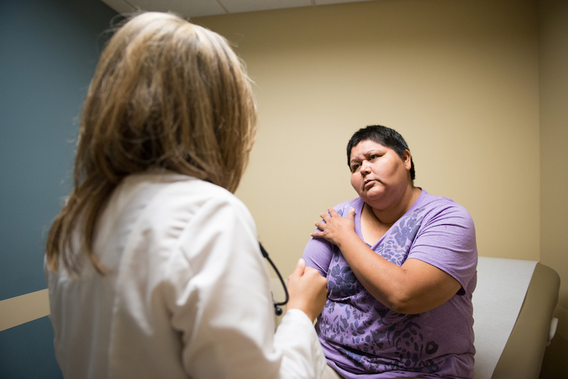 La doctora Olga Meave examina a la paciente Verónica Ayon en la Clínica Sierra Vista, en Bakersfield, California, el 4 de agosto de 2017. Ayon dice que se siente más cómoda con Meave porque comparten el idioma y las tradiciones. (Heidi de Marco/KHN)