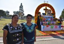Campesinos hispanos en EE.UU. recuerdan a familiares muertos en desastres Flora de los Santos, originaria de Oaxaca, posa junto a su hija, frente al altar que han decorado, en el cementerio Santa Clara de Oxnard.