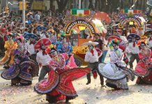 La muerte se pasea por Ciudad de México en un desfile multitudinario carros alegóricos se tomaron hoy las calles de la Ciudad de México en el desfile con motivo del Día de Muertos, que este año dedicó un espacio a homenajear a las víctimas del terremoto del 19 de septiembre, así como a los voluntarios que ofrecieron su ayuda.