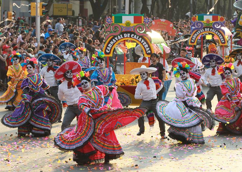 carros aleg&oacute;ricos se tomaron hoy las calles de la Ciudad de M&eacute;xico en el desfile con motivo del D&iacute;a de Muertos, que este a&ntilde;o dedic&oacute; un espacio a homenajear a las v&iacute;ctimas del terremoto del 19 de septiembre, as&iacute; como a los voluntarios que ofrecieron su ayuda.
