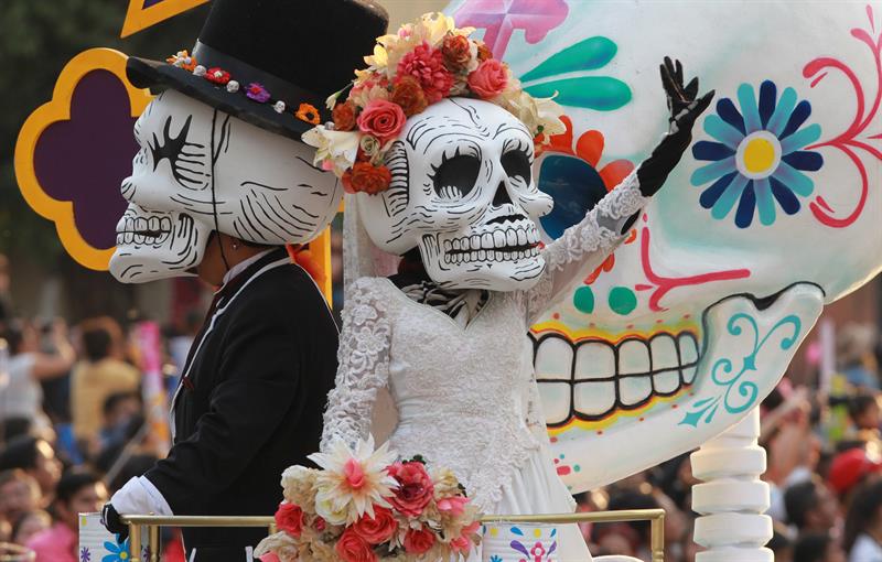 Tambi&eacute;n llamaron la atenci&oacute;n una pareja de novios que desfilaron acompa&ntilde;ados por el texto "hasta que la muerte nos separe", 