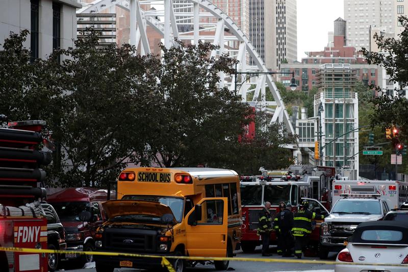 Vista de un bus escolar en la escena del crimen donde un hombre condujo una camioneta por la v&iacute;a de bicicletas, en Nueva York.