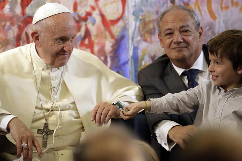 El papa celebró un encuentro con jóvenes de diversas edades, algunos presentes en la sede en Roma de este proyecto creado por el papa cuando era arzobispo de Buenos Aires